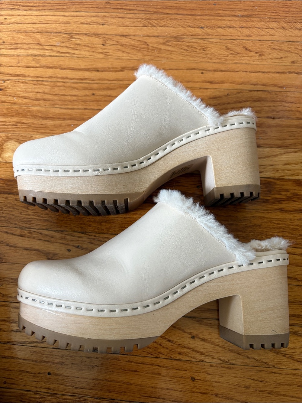 GUC Madden Girl Cream Faux-Fur Trim Platform Clog Mules Size 7